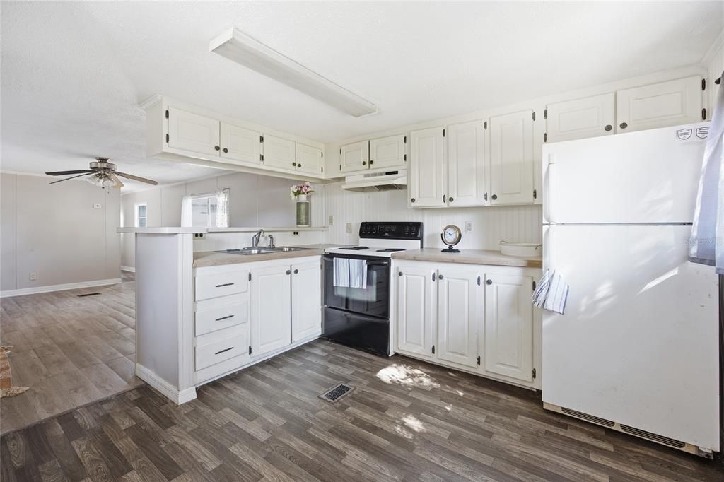 For Sale: $99,900 (2 beds, 1 baths, 867 Square Feet)