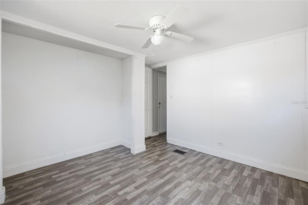 For Sale: $99,900 (2 beds, 1 baths, 867 Square Feet)