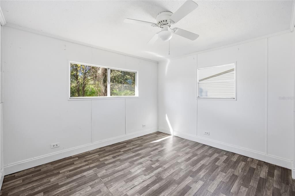 For Sale: $99,900 (2 beds, 1 baths, 867 Square Feet)