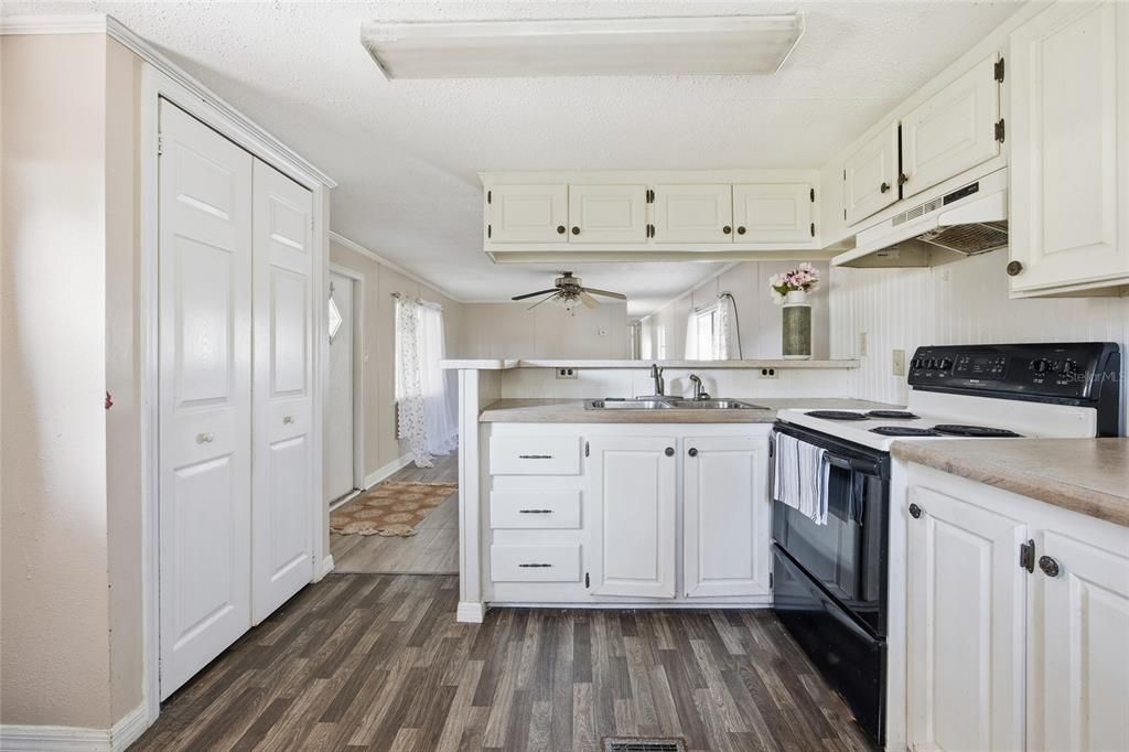 For Sale: $99,900 (2 beds, 1 baths, 867 Square Feet)