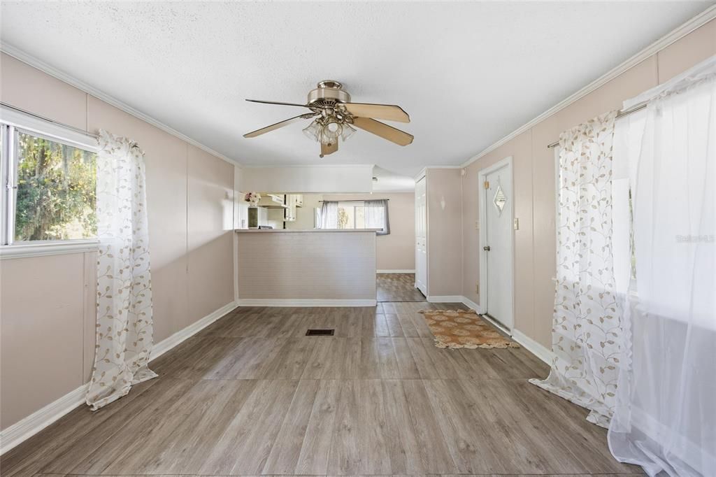 For Sale: $99,900 (2 beds, 1 baths, 867 Square Feet)