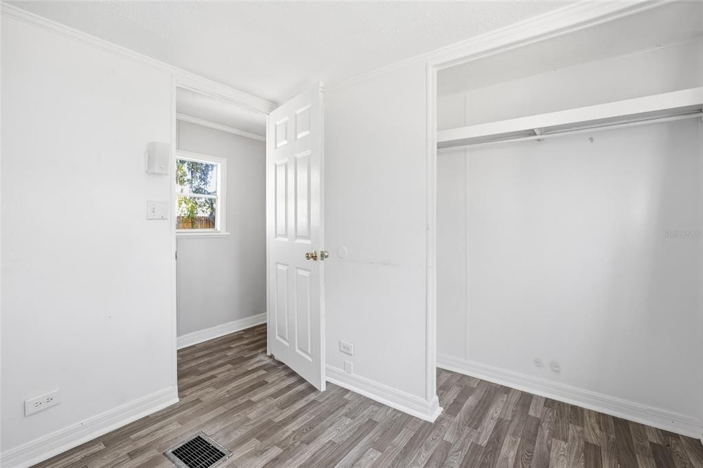 For Sale: $99,900 (2 beds, 1 baths, 867 Square Feet)