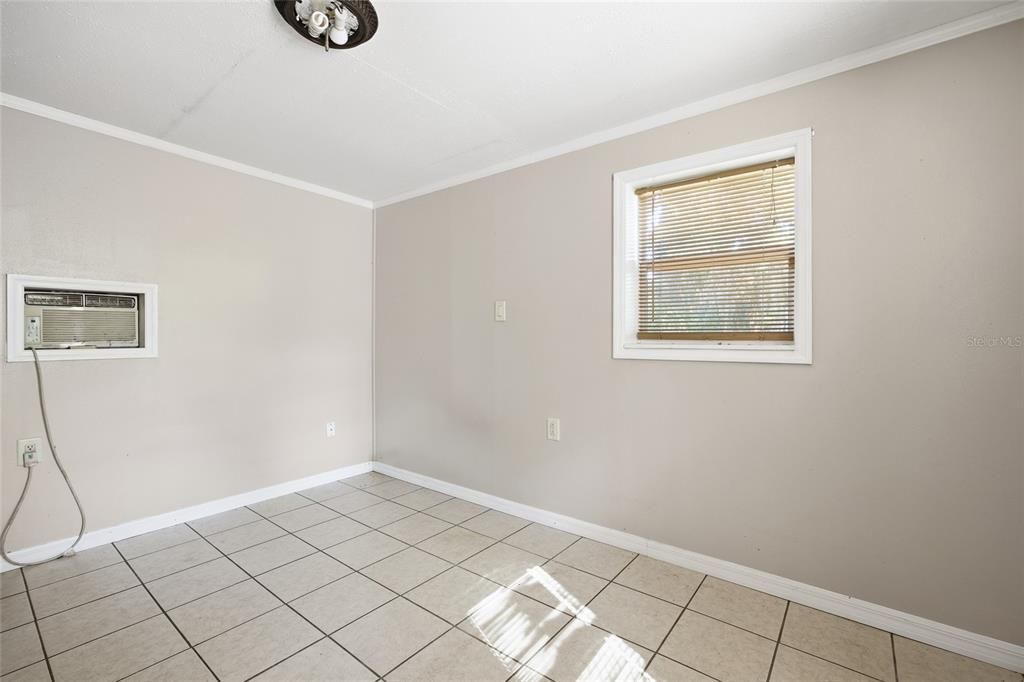 For Sale: $99,900 (2 beds, 1 baths, 867 Square Feet)