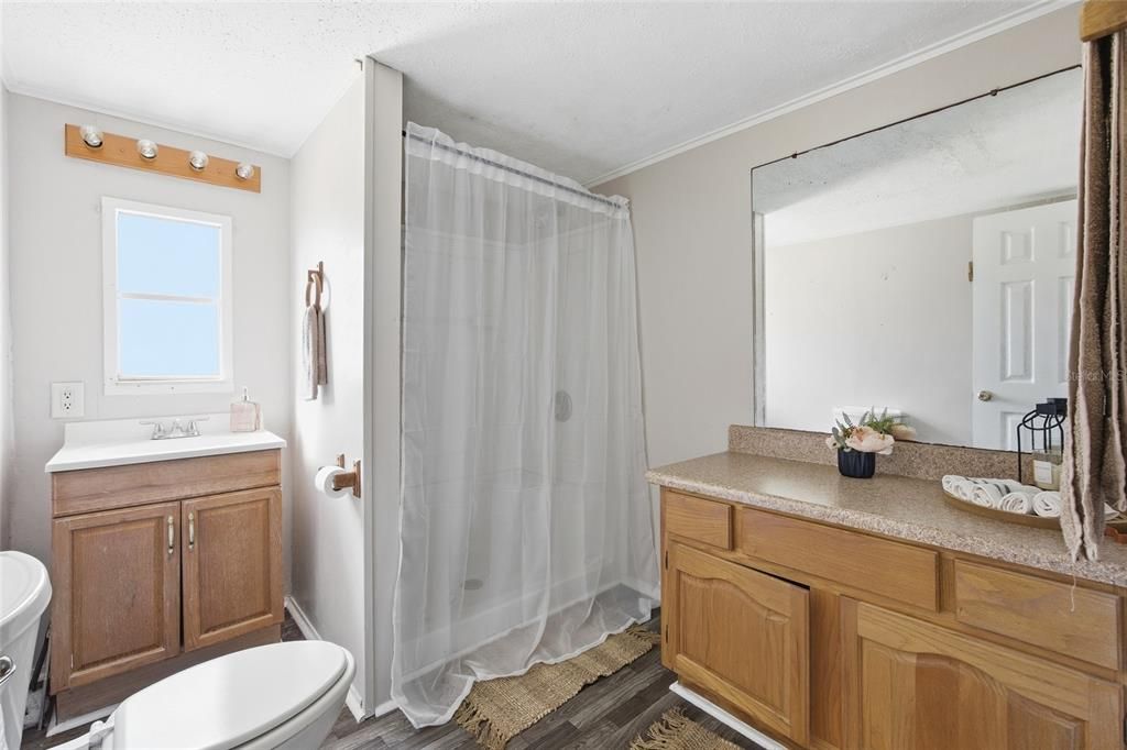 For Sale: $99,900 (2 beds, 1 baths, 867 Square Feet)