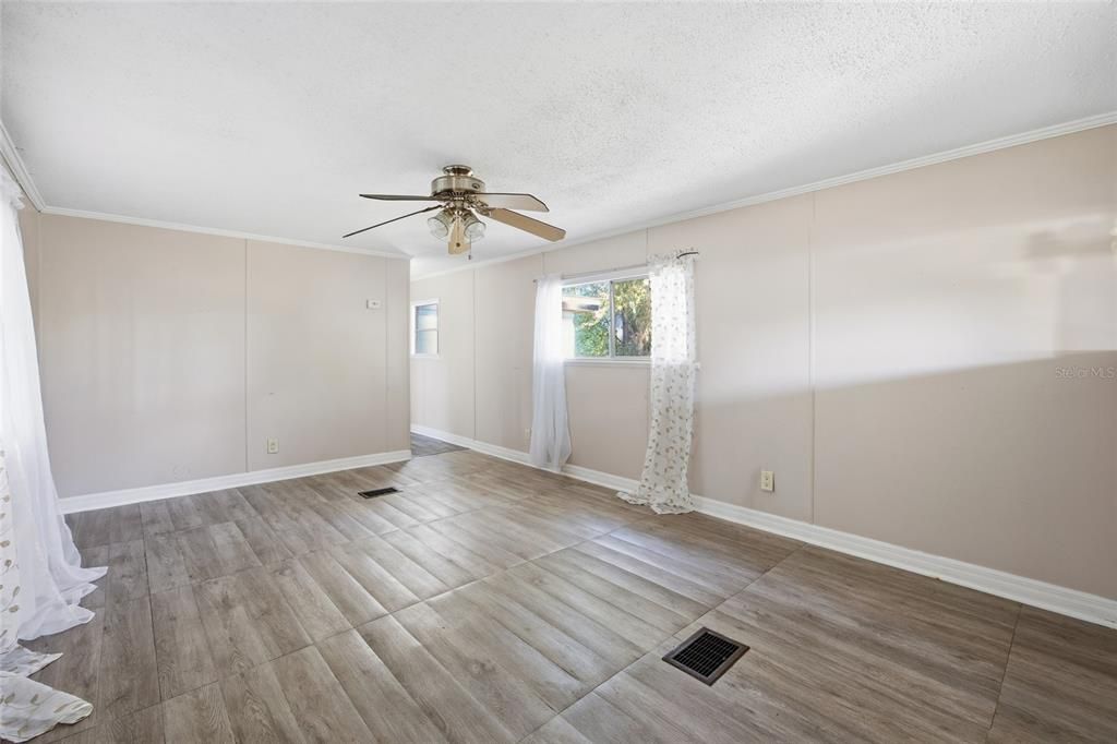 For Sale: $99,900 (2 beds, 1 baths, 867 Square Feet)