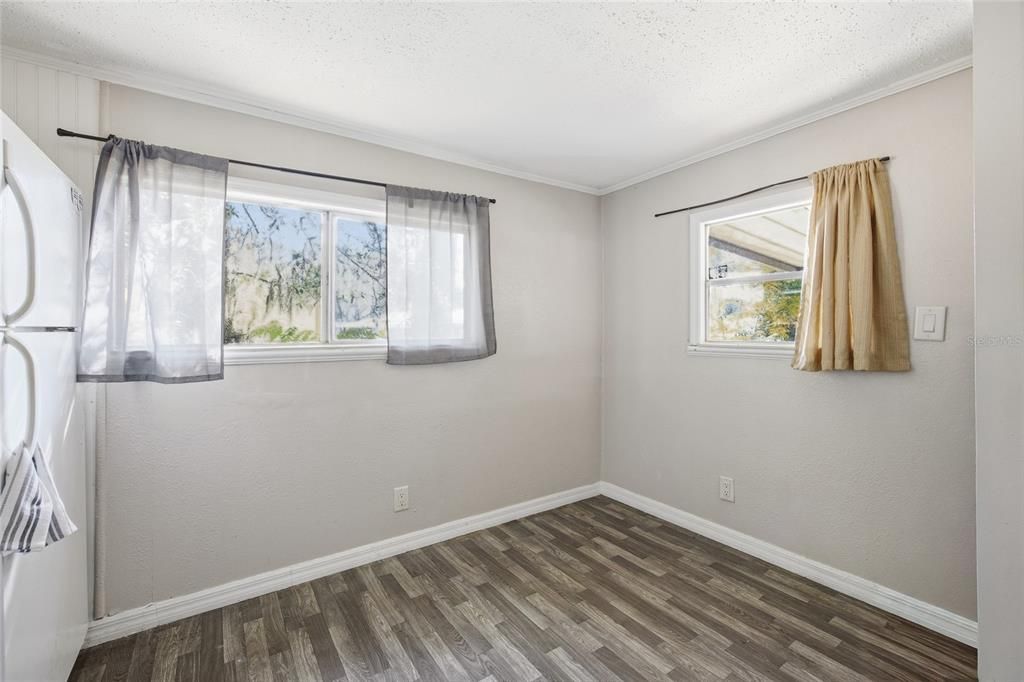 For Sale: $99,900 (2 beds, 1 baths, 867 Square Feet)