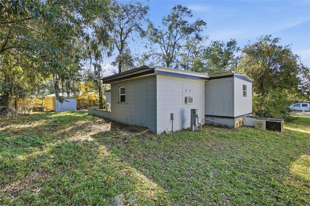 For Sale: $99,900 (2 beds, 1 baths, 867 Square Feet)