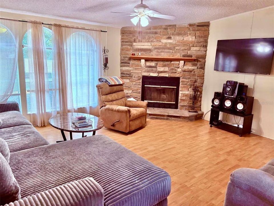 Active With Contract: $210,000 (3 beds, 2 baths, 1981 Square Feet)