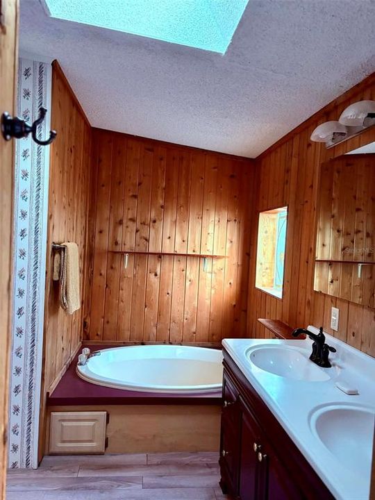 Active With Contract: $210,000 (3 beds, 2 baths, 1981 Square Feet)