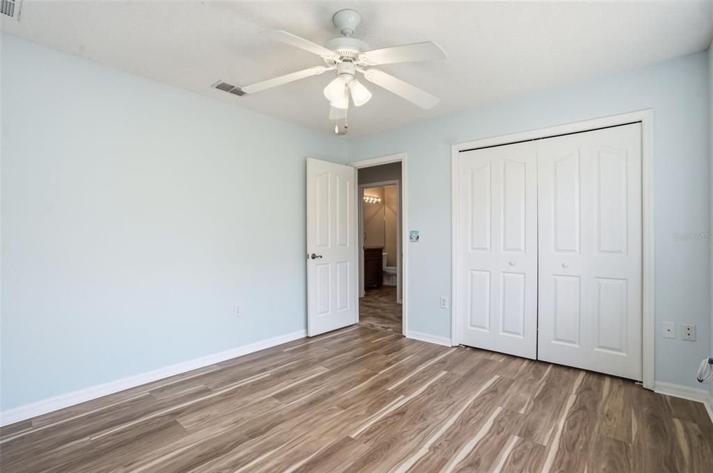 Activo con contrato: $335,000 (3 camas, 2 baños, 1964 Pies cuadrados)