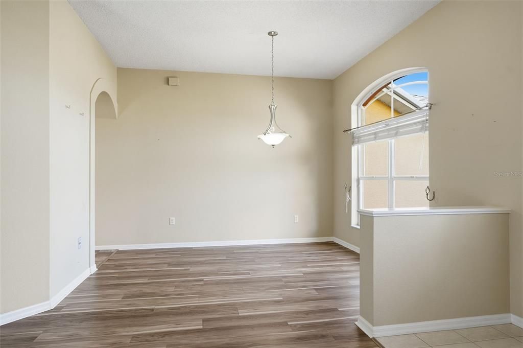 Activo con contrato: $335,000 (3 camas, 2 baños, 1964 Pies cuadrados)