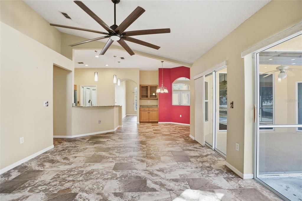 Activo con contrato: $335,000 (3 camas, 2 baños, 1964 Pies cuadrados)