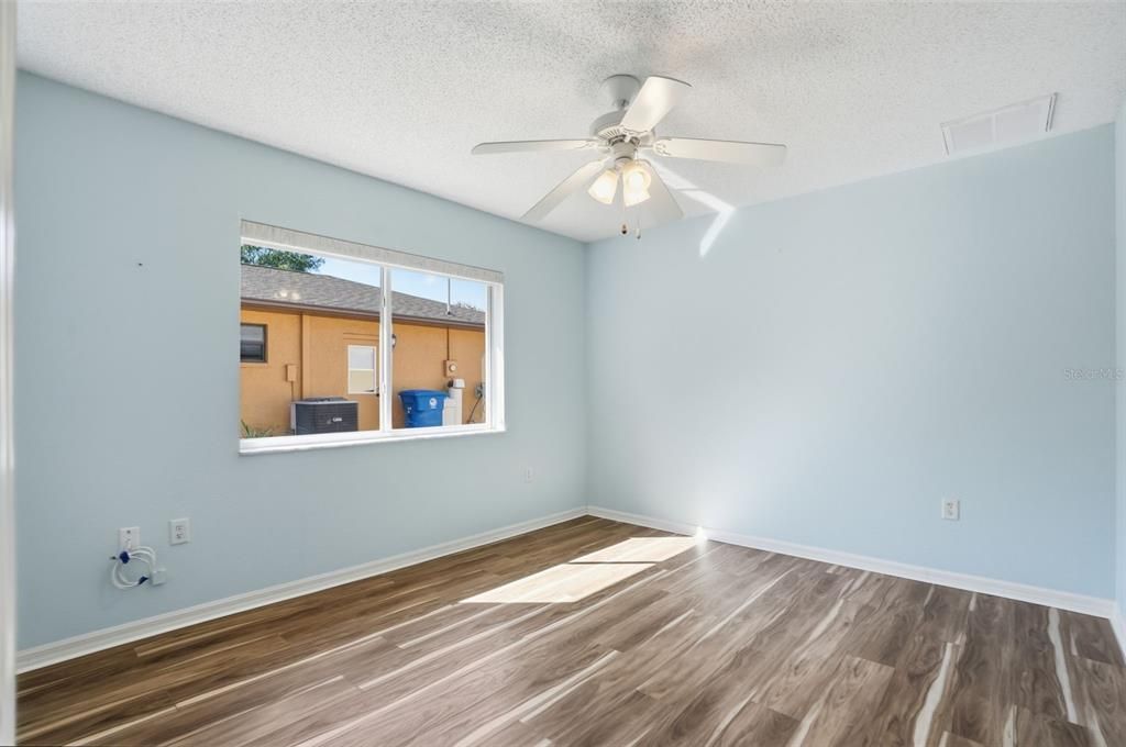 Activo con contrato: $335,000 (3 camas, 2 baños, 1964 Pies cuadrados)