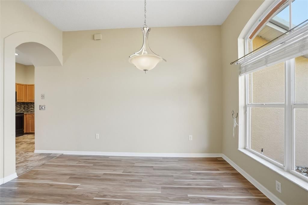 Activo con contrato: $335,000 (3 camas, 2 baños, 1964 Pies cuadrados)