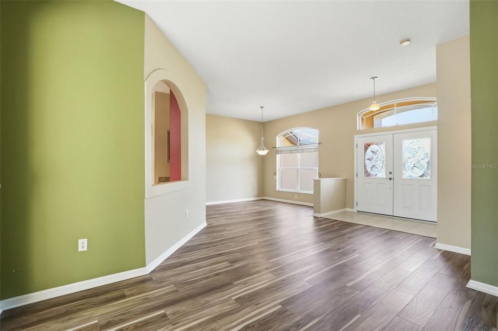 Activo con contrato: $335,000 (3 camas, 2 baños, 1964 Pies cuadrados)