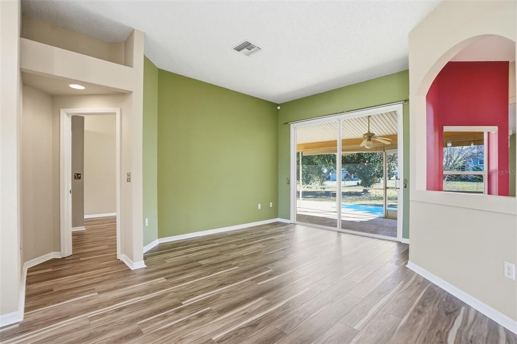 Activo con contrato: $335,000 (3 camas, 2 baños, 1964 Pies cuadrados)