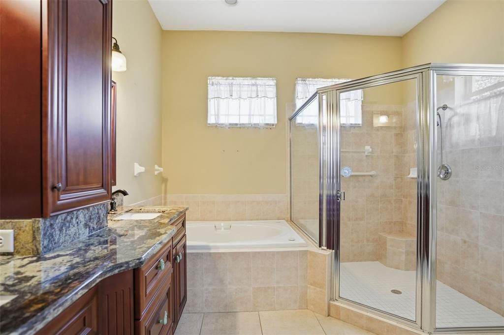 Activo con contrato: $335,000 (3 camas, 2 baños, 1964 Pies cuadrados)