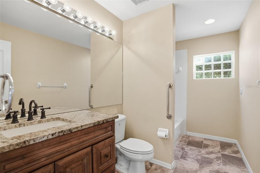 Activo con contrato: $335,000 (3 camas, 2 baños, 1964 Pies cuadrados)