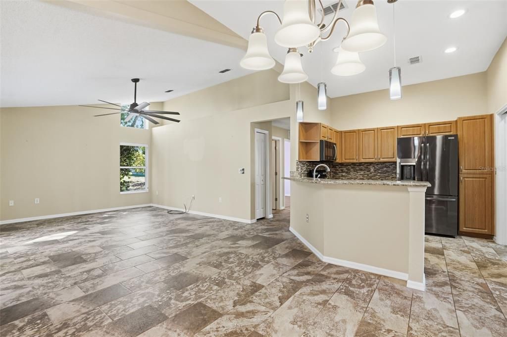 Activo con contrato: $335,000 (3 camas, 2 baños, 1964 Pies cuadrados)