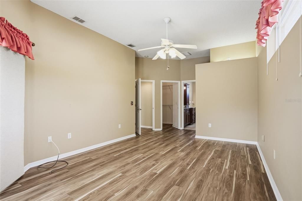 Activo con contrato: $335,000 (3 camas, 2 baños, 1964 Pies cuadrados)