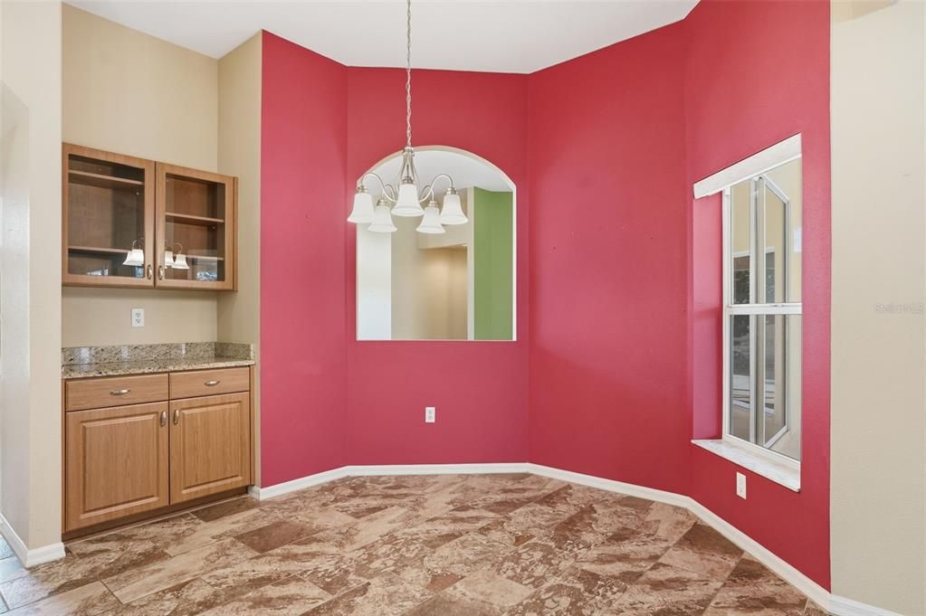 Activo con contrato: $335,000 (3 camas, 2 baños, 1964 Pies cuadrados)