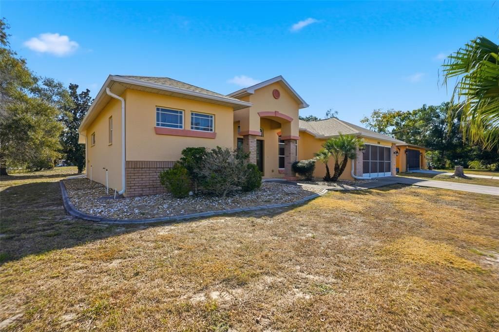 Activo con contrato: $335,000 (3 camas, 2 baños, 1964 Pies cuadrados)