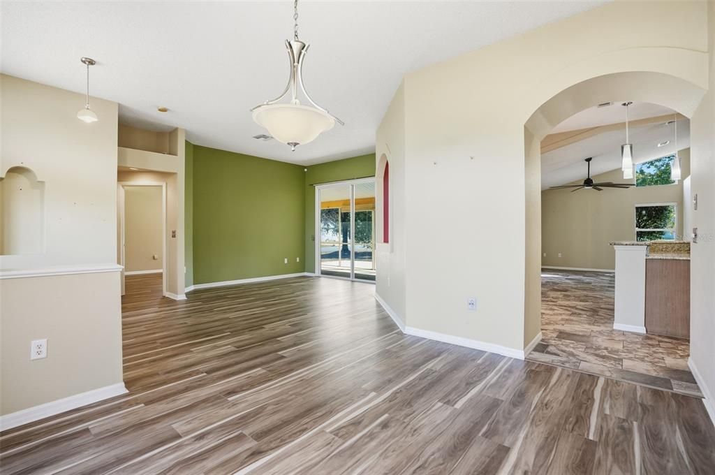 Activo con contrato: $335,000 (3 camas, 2 baños, 1964 Pies cuadrados)