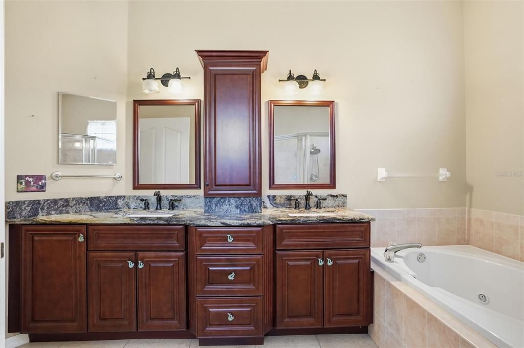 Activo con contrato: $335,000 (3 camas, 2 baños, 1964 Pies cuadrados)