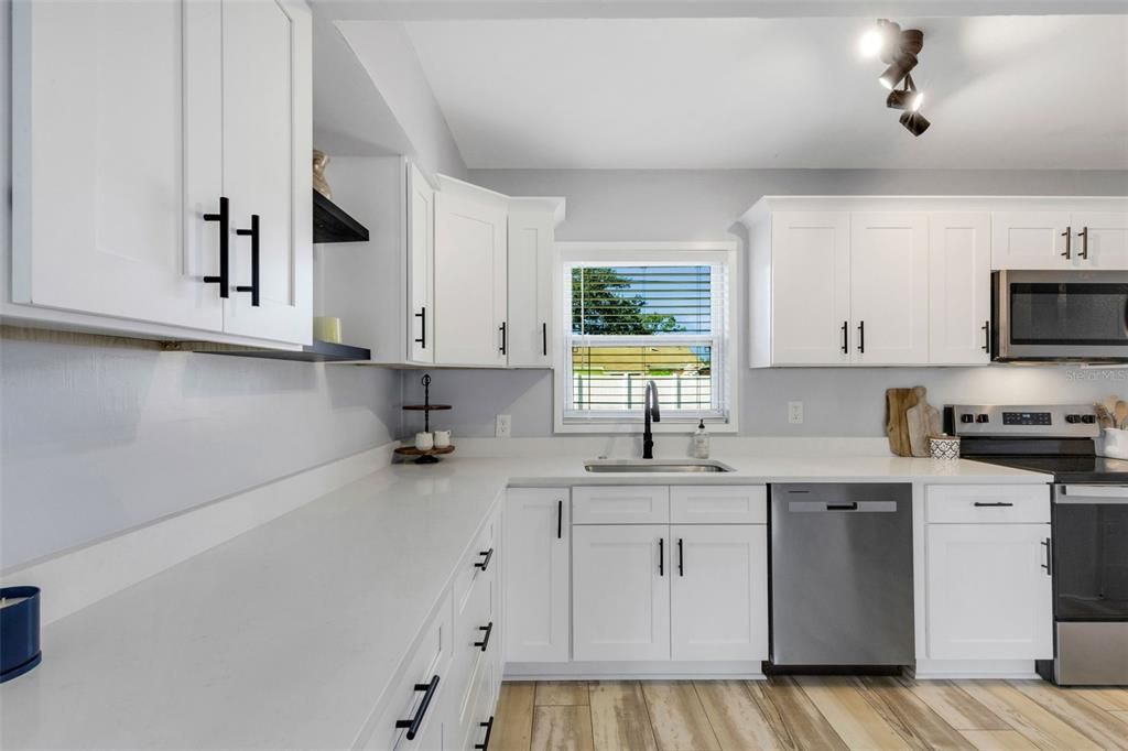 待售: $399,000 (4 贝兹, 2 浴室, 1728 平方英尺)