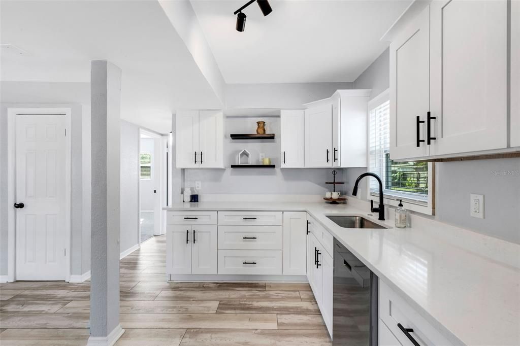 待售: $399,000 (4 贝兹, 2 浴室, 1728 平方英尺)