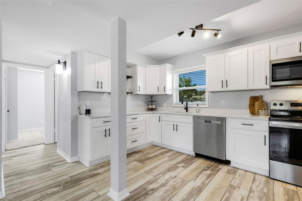 待售: $399,000 (4 贝兹, 2 浴室, 1728 平方英尺)