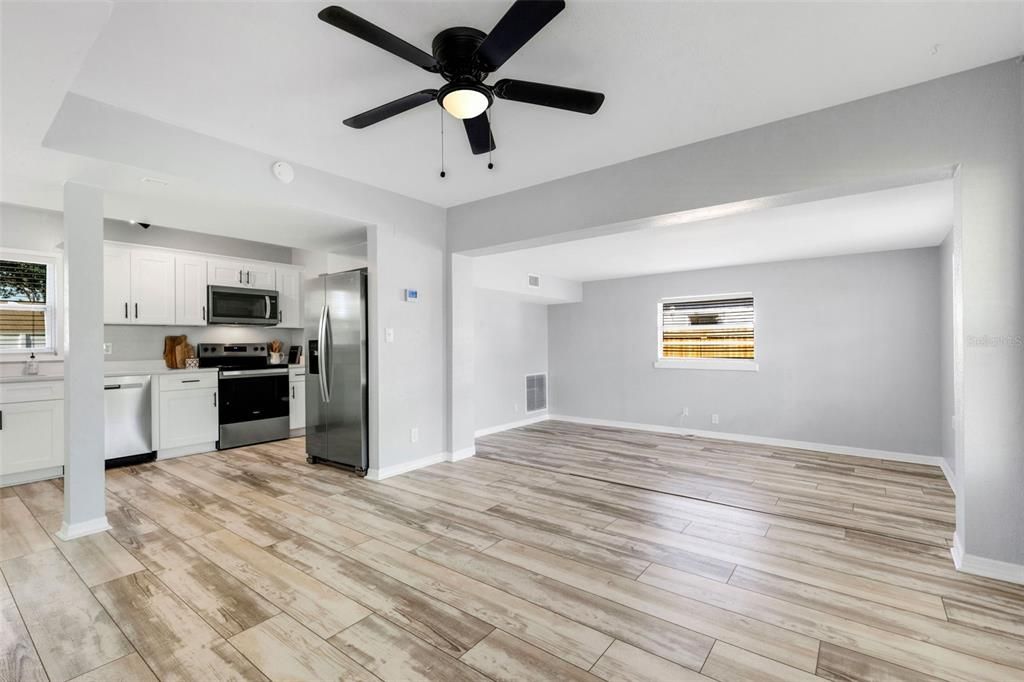 待售: $399,000 (4 贝兹, 2 浴室, 1728 平方英尺)