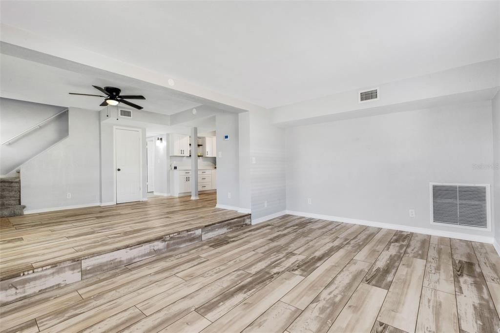 待售: $399,000 (4 贝兹, 2 浴室, 1728 平方英尺)