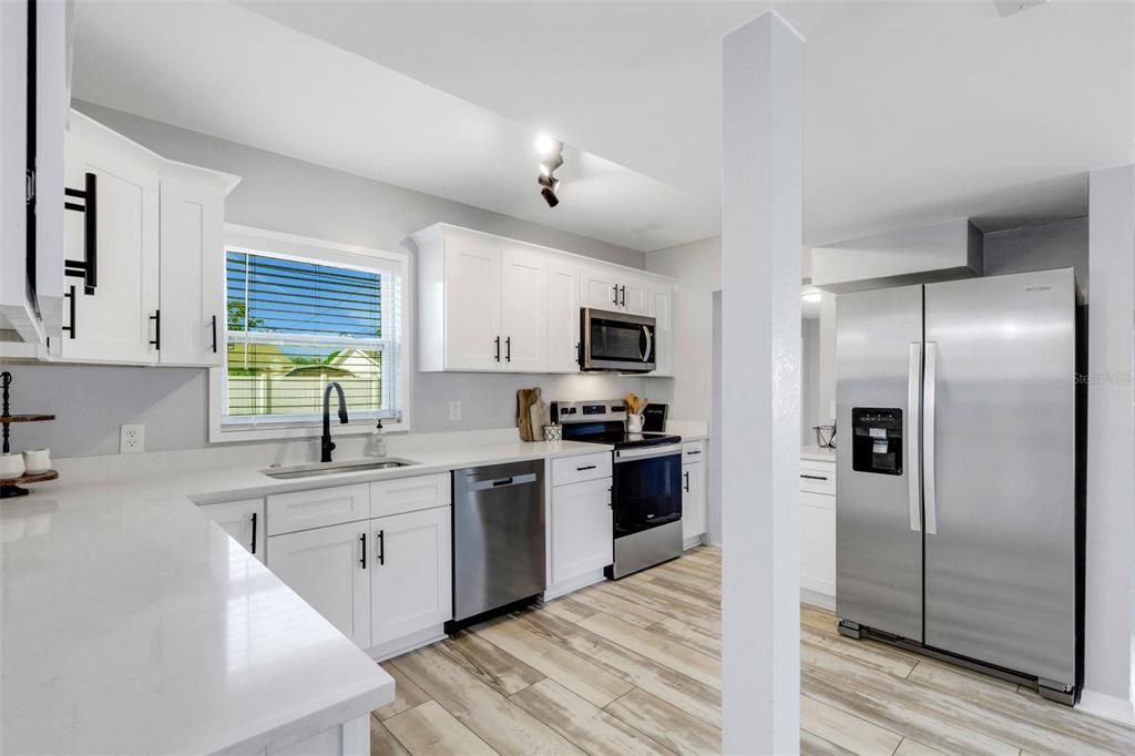 待售: $399,000 (4 贝兹, 2 浴室, 1728 平方英尺)