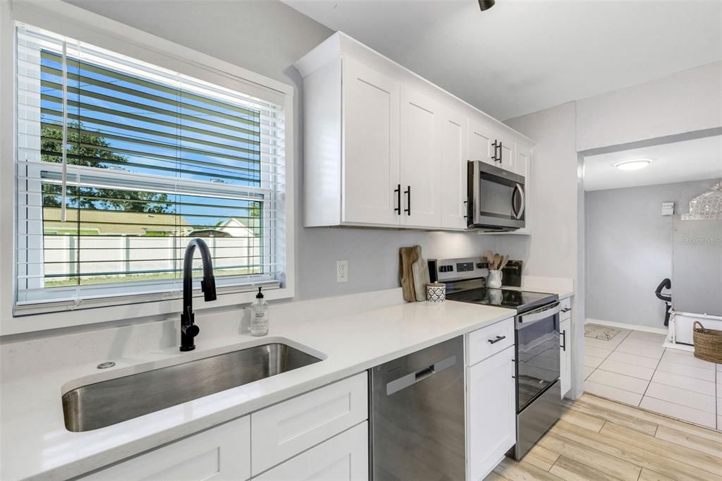 待售: $399,000 (4 贝兹, 2 浴室, 1728 平方英尺)