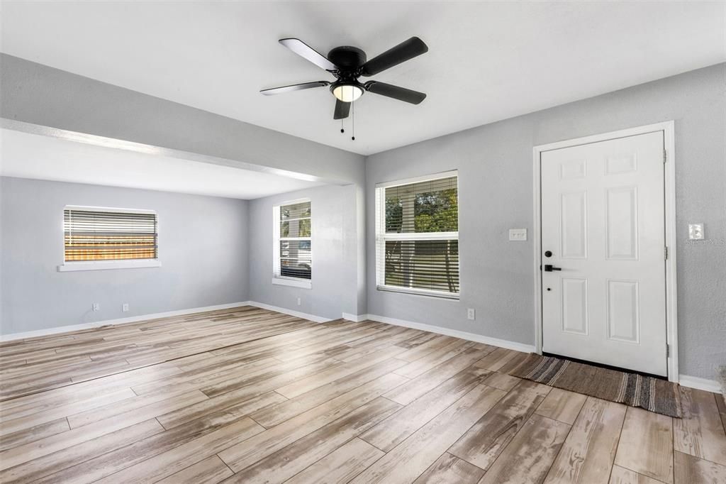 待售: $399,000 (4 贝兹, 2 浴室, 1728 平方英尺)