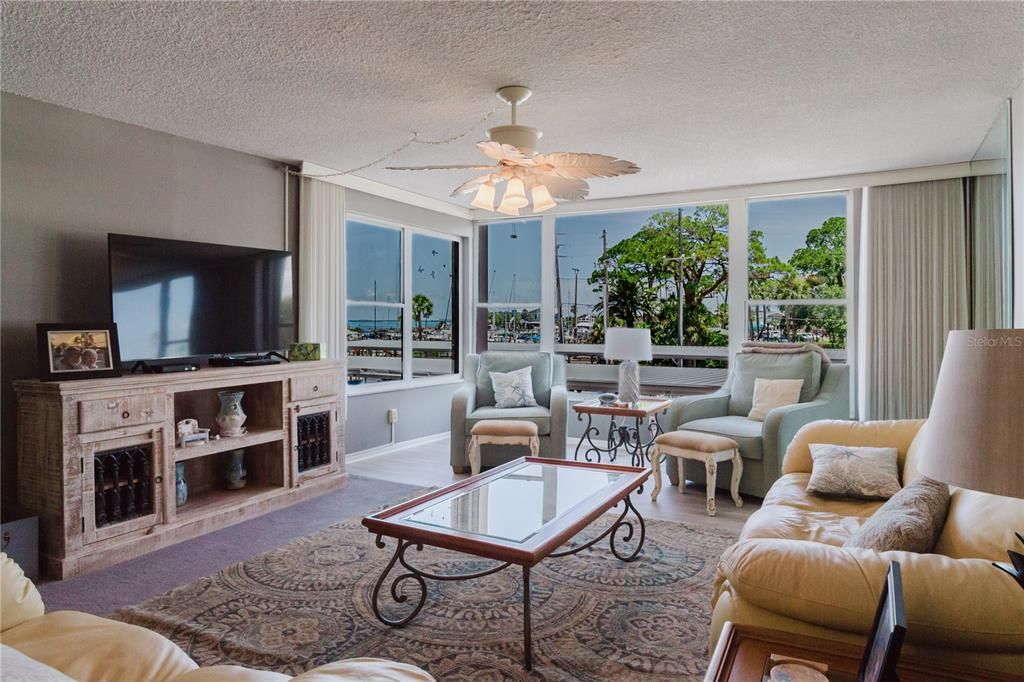 For Sale: $425,000 (2 beds, 2 baths, 1220 Square Feet)