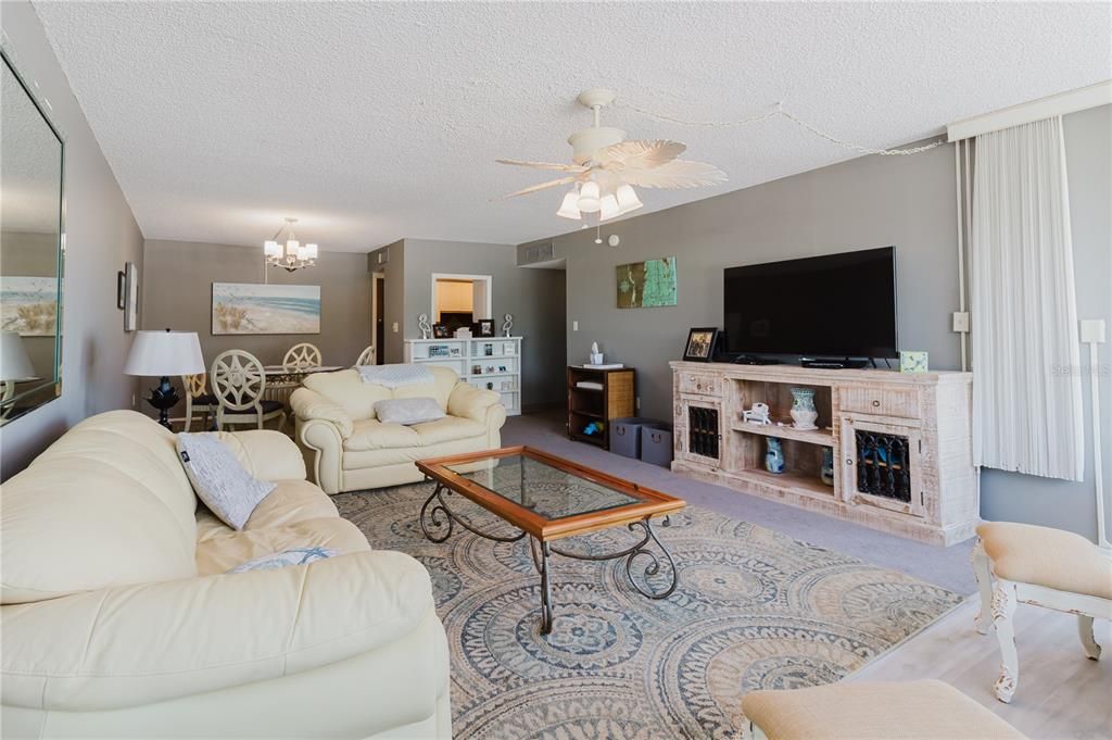 For Sale: $425,000 (2 beds, 2 baths, 1220 Square Feet)