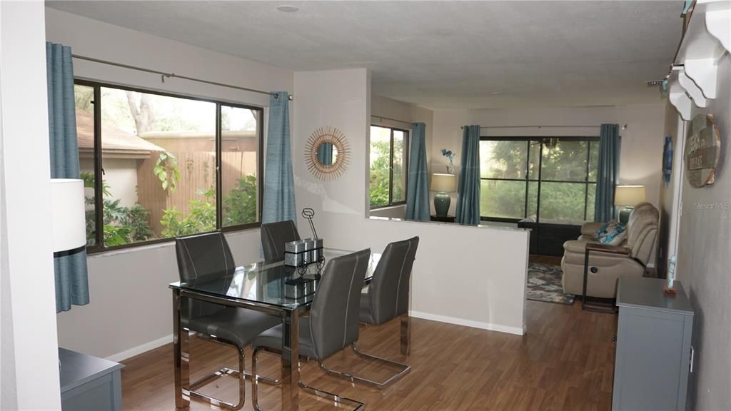 出租: $1,600 (2 贝兹, 2 浴室, 1144 平方英尺)