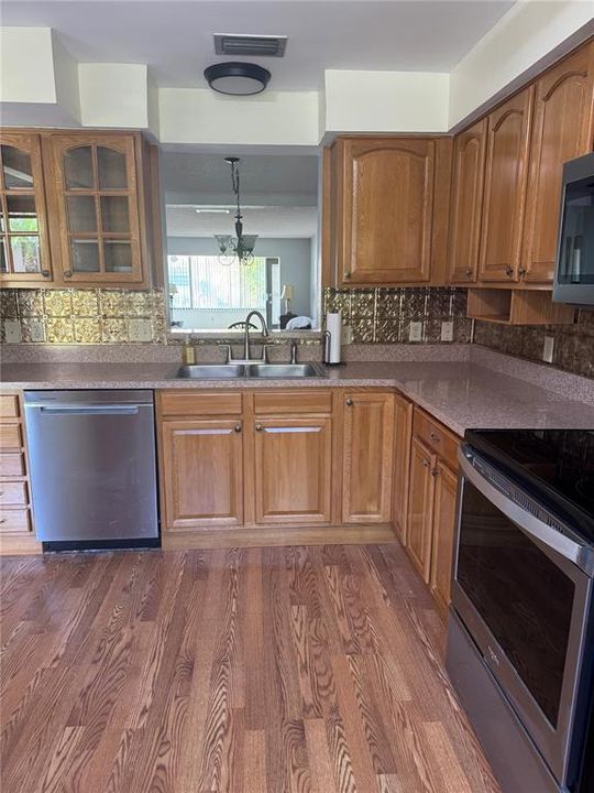 For Sale: $170,000 (2 beds, 2 baths, 1150 Square Feet)