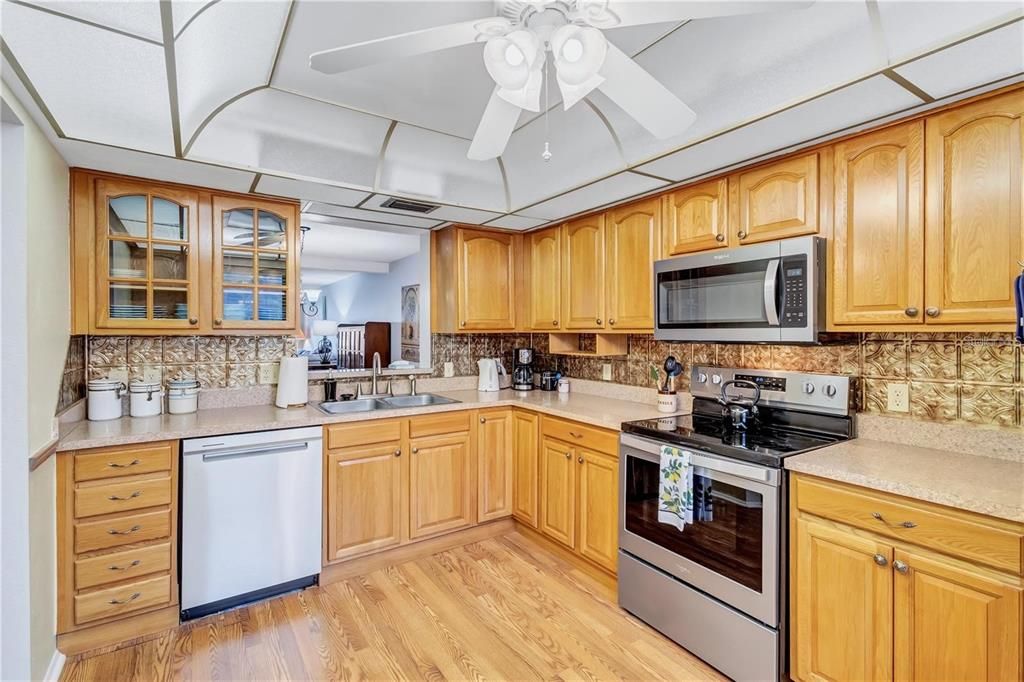 For Sale: $170,000 (2 beds, 2 baths, 1150 Square Feet)