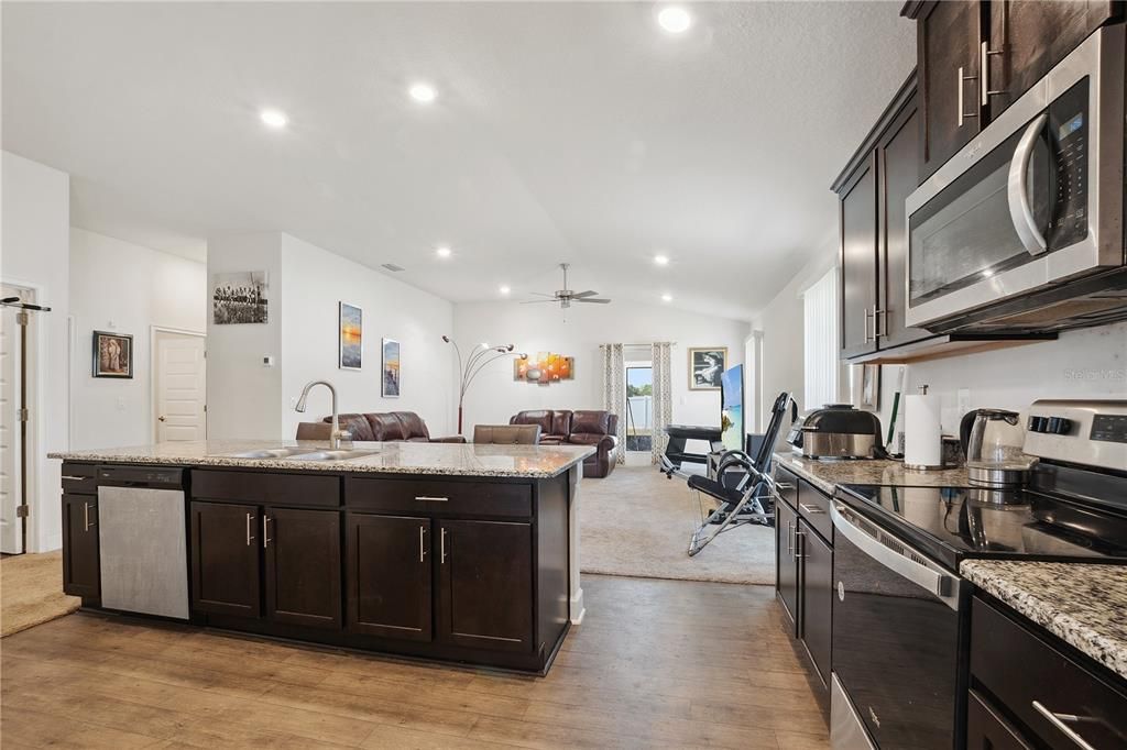 En Venta: $299,000 (3 camas, 2 baños, 1862 Pies cuadrados)