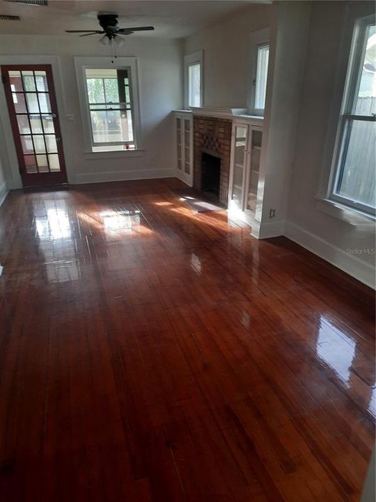 出租: $2,450 (2 贝兹, 1 浴室, 920 平方英尺)