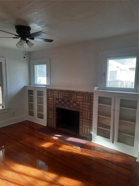 出租: $2,450 (2 贝兹, 1 浴室, 920 平方英尺)