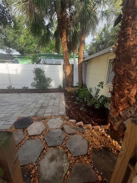 出租: $2,450 (2 贝兹, 1 浴室, 920 平方英尺)