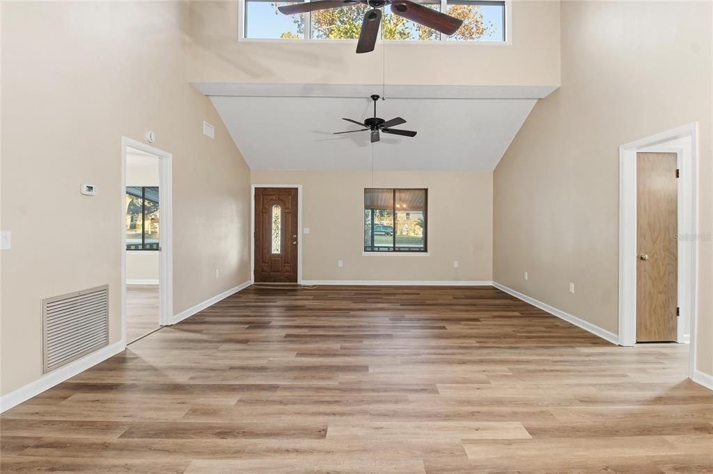 Active With Contract: $335,000 (3 beds, 2 baths, 1248 Square Feet)