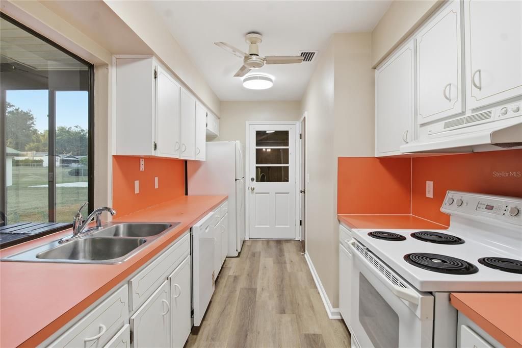 Active With Contract: $335,000 (3 beds, 2 baths, 1248 Square Feet)