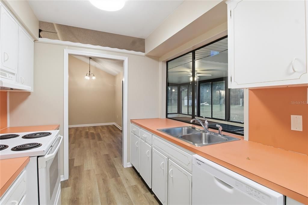 Active With Contract: $335,000 (3 beds, 2 baths, 1248 Square Feet)