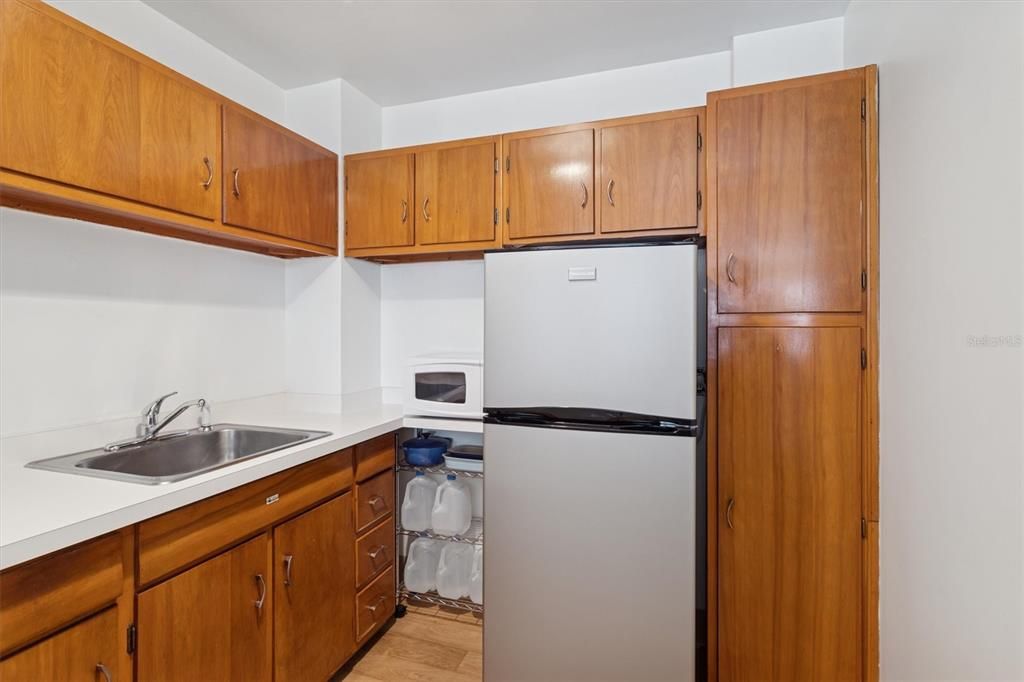 For Sale: $179,000 (1 beds, 1 baths, 780 Square Feet)