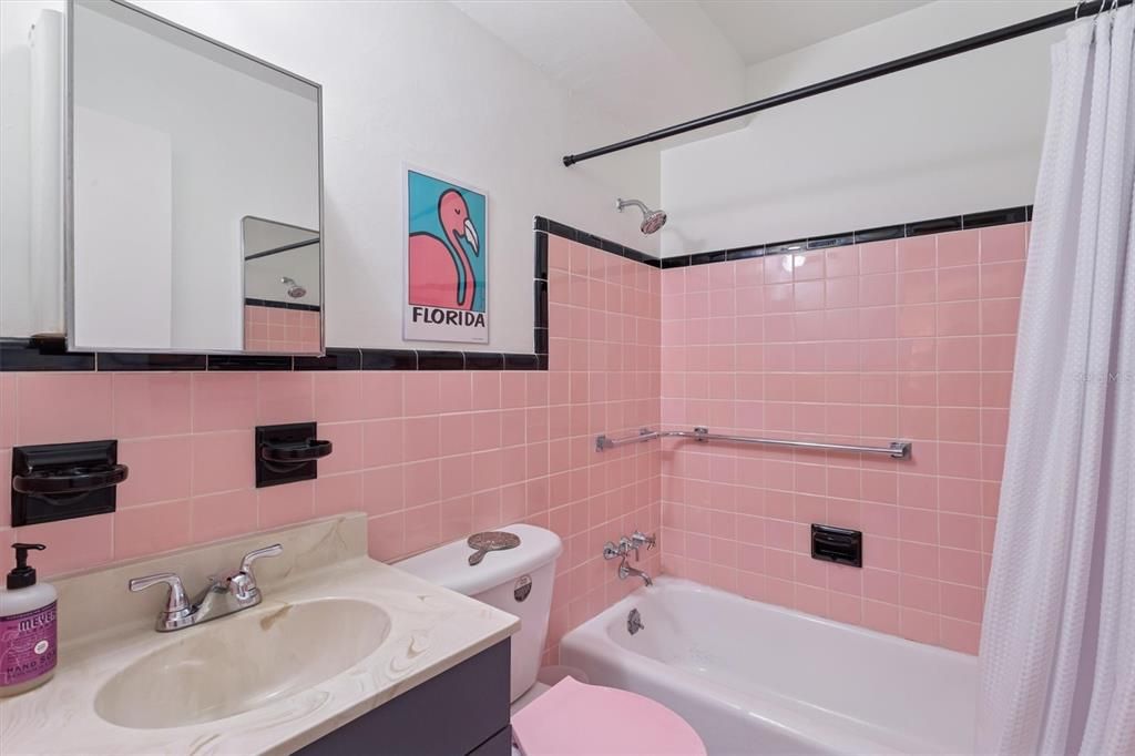 For Sale: $179,000 (1 beds, 1 baths, 780 Square Feet)